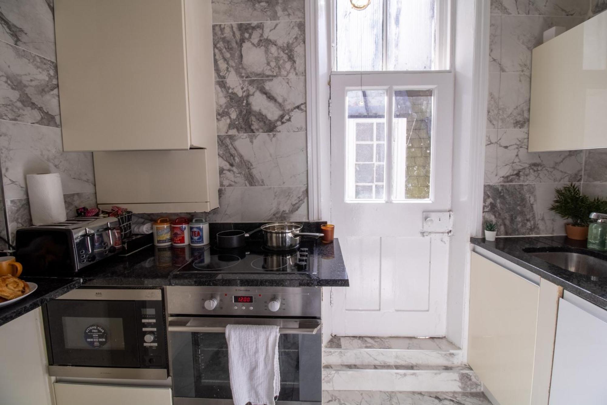 Mayfair Maisonette Chic Spacious 2-Bed - 33A لندن المظهر الخارجي الصورة